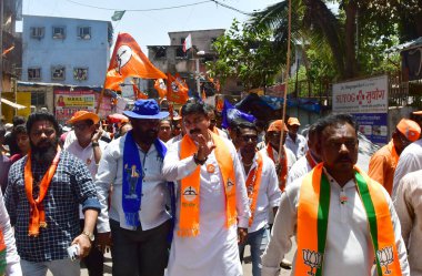 MUMBAI, INDIA - 4 Mayıs 2024: Rahul Shewale, Shiv Sena (Shinde Fraksiyon) Mumbai Güney Merkez seçim kampanyası sırasında Mahim Shahunagar 'dan Dharavi bölgesine 4 Mayıs 2024 tarihinde Hindistan, Mumbai' da.