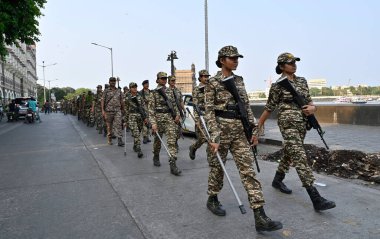 MUMBAI, INDIA - 18 Mayıs 2024: BSF, CISF, COlaba Polis Karakolu 'nun Mumbai Polisi personeli, CRF, MSB ve Homegaurd, yaklaşmakta olan Lok Sabha seçimleri öncesinde, 18 Mayıs 2024 tarihinde Hindistan' ın Kapısı 'nda bir güzergah yürüyüşü düzenlediler.