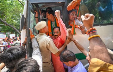 NEW DELHI, INDIA - 7 Mayıs 2024: Delhi BJP Başkanı Virendra Sachdeva ve destekçileri, Delhi CM Arvind Kejriwal 'ın DDU Marg' daki yasaklı örgütten siyasi fon aldığı iddialarını protesto ederken görüldü