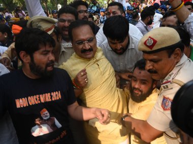 NEW DELHI, INDIA - 9 Mayıs 2024: Delhi Polisi, Delhi BJP Başkanı Virendra Sachdeva ile birlikte Kongreye Karşı DEMONSTRATION sırasında vatandaşları Akbar yolundaki cilt renkleriyle karakterize ederken gözaltına aldı.