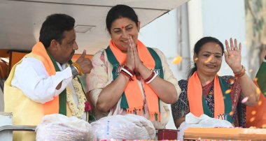 NEW DELHI, INDIA - 23 Mayıs 2024: Ashok Vihar 'daki son seçim kampanyası sırasında BJP adayı Praveen Khandelwal' ın desteklendiği Chandhi chowk lok Sabha karayolu gösterisi 