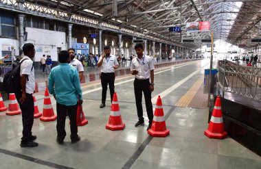 MUMBAI, INDIA - 29 Nisan 2024: Mumbai yerel treni 2 numaralı platformda CSMT tren istasyonuna doğru gelen Harbour Line tren raydan çıktı