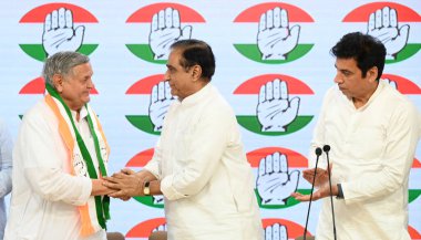 NEW DELHI, INDIA - 4 Mayıs 2024: Eski NCP Milliyetçi Kongre Partisi lideri Yoganand Shastri, Kongre lideri Deepak Babaria ve Devender Yadav, AICC, Akbar Road 'daki geçici DPCC Başkanı.