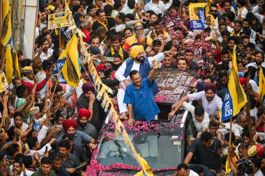 NEW DELHI, INDIA - 11 Mayıs 2024: Yeni Delhi, Hindistan 'da 11 Mayıs 2024 tarihinde Mehrauli bölgesinde yapılacak Loksabha Seçimleri için düzenlenen AAP Road Show Kampanyası sırasında halk dansçısı