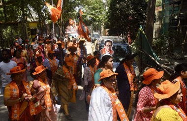 MUMBAI, INDIA - 4 Mayıs 2024: Rahul Shewale, Shiv Sena (Shinde Fraksiyon) Mumbai Güney Merkez seçim kampanyası sırasında Mahim Shahunagar 'dan Dharavi bölgesine 4 Mayıs 2024 tarihinde Hindistan, Mumbai' da.