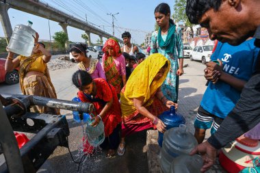 NEW DELHI, INDIA - 31 Mayıs 2024: Yeni Ashok Nagar bölgesinde bulunan Delhi Jal Board (DJB) su tankerinin suyu 31 Mayıs 2024 tarihinde Yeni Delhi, Hindistan 'da dolduruldu. Delhi 'de Chanakyapuri' nin Sanjay Kamp alanı da dahil olmak üzere birkaç bölge. 