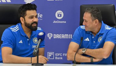 MUMBAI, INDIA - 2 Mayıs 2024: Hindistan Kriket Takımı Kaptan Rohit Sharma ve Şef Seçmen Ajit Agarkar, 2 Mayıs 2024 tarihinde Hindistan 'ın Mumbai kentinde düzenlenecek ICC T20 Dünya Kupası için basın toplantısında basın mensuplarına demeç verdiler..