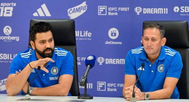 MUMBAI, INDIA - 2 Mayıs 2024: Hindistan Kriket Takımı Kaptan Rohit Sharma ve Şef Seçmen Ajit Agarkar, 2 Mayıs 2024 tarihinde Hindistan 'ın Mumbai kentinde düzenlenecek ICC T20 Dünya Kupası için basın toplantısında basın mensuplarına demeç verdiler..