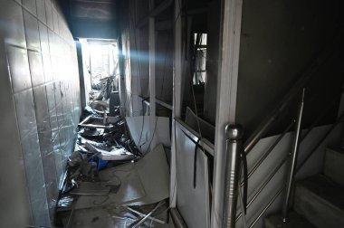 NEW DELHI, INDIA - 26 Mayıs 2024: Yeni Delhi, Hindistan 'da 26 Mayıs 2024' te Vivek Vihar bölgesinde Cumartesi gecesi bir yangın çıkan Bebek Bakımı Hastanesi 'nde tıbbi ekipman ve diğer malzemelerin yanmış kalıntıları.