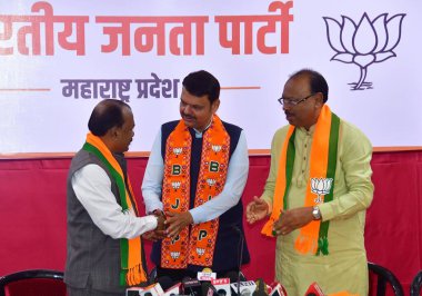 MUMBAI, INDIA - 7 Mayıs 2024: Shiv Sena 'dan Rajendra Gavit, Chandrashekhar Krishnarao Bawankule ile birlikte Maharashtra Milletvekili Devendra Fadnavis ile birlikte 7 Mayıs 2024 tarihinde Hindistan' ın başkenti Mumbai 'de BJP' ye katıldı..