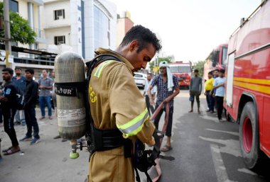 26 Mayıs 2024 'te Hindistan' ın Noida kentindeki 65. Sektör 'deki bir ihracat giysi fabrikasındaki yangını itfaiye personeli söndürdü. İki saat süren aralıksız çabaların ardından altı kadar itfaiye aracı olay yerine koştu ve alevleri söndürdü..