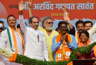 MUMBAI, INDIA - 18 Mayıs 2024: Shiv Sena (UBT) şefi Uddhav Thackeray, Shiv Sena (UBT) Güney Mumbai adayı Arvind Sawant, diğer parti liderleriyle birlikte 18 Mayıs 2024 tarihinde Kalachowki, Hindistan 'da yapılan toplantı sırasında