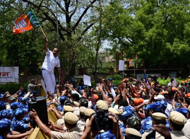NEW DELHI, INDIA - 31 Mayıs 2024: Delhi BJP Başkanı Virendra Sachdeva, AAP ofisi önünde AAP 'ye karşı yürüttüğü protesto yürüyüşü, 31 Mayıs 2024 tarihinde, Yeni Delhi, Hindistan. Delhi 'de akut su sıkıntısı var.