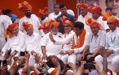 NEW DELHI, INDIA - 5 Mayıs 2024: DPCC Geçici Şefi Devendra Yadav parti lideri Ajay Maken ve diğerleri ile birlikte Delhi Kongresi 'nin genel başkanlığını yürütürken,.