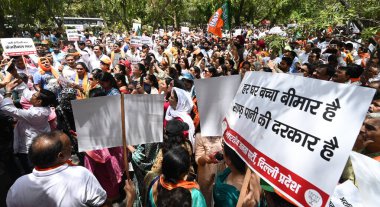 NEW DELHI, INDIA - 31 Mayıs 2024: Yeni Delhi, Hindistan 'da 31 Mayıs 2024 tarihinde, AAP ofisi önünde AAP' ye karşı düzenlenen bir protesto yürüyüşü sırasında BJP çalışanları ve destekçileri. Delhi 'de akut su sıkıntısı var.