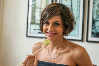 NEW DELHI, INDIA - 27 Nisan 2024: Bollywood oyuncusu Mandira Bedi, HT City ile 27 Nisan 2024 tarihinde Hindistan 'ın Yeni Delhi kentinde özel bir röportaj sırasında öğle yemeği yiyor..