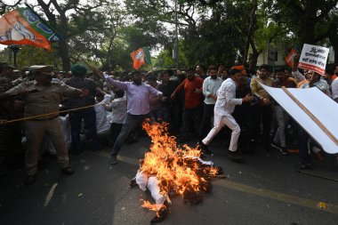 NEW DELHI, INDIA - APRIL 29, 2024: Delhi BJP Başkanı Virendra Sachdeva ve BJP OBC Başkanı Sunil Yadav, OBC kota kotası açıklamalarına karşı 24 Akbar Yolu Kongresi 'ne yönelik protesto gösterisine liderlik ettiler 