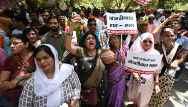 NEW DELHI, INDIA - 31 Mayıs 2024: Yeni Delhi, Hindistan 'da 31 Mayıs 2024 tarihinde, AAP ofisi önünde AAP' ye karşı düzenlenen bir protesto yürüyüşü sırasında BJP çalışanları ve destekçileri. Delhi 'de akut su sıkıntısı var.