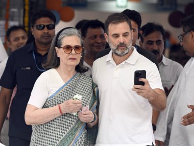 NEW DELHI, INDIA - 25 Mayıs 2024 tarihinde Hindistan 'ın Yeni Delhi kentinde yapılan altıncı tur seçimlerde oy kullandıktan sonra oy kullanma kabininden çıkan Kongre Başkanı Sonia Gandhi ve Rahul Gandhi.