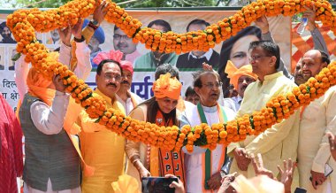 NEW DELHI, INDIA - 2 Mayıs 2024: BJP Batı Delhi Aday Kamaljeet Sehrawat Start in Presence Loksabha Seçim Sorumlusu Om Prakash Dhankar, Delhi BJP Başkanı Virendra Sachdeva Vikas Puri.