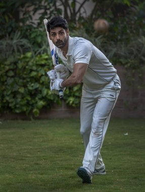 MUMBAI, INDIA - 4 Mayıs 2024: Bollywood oyuncusu Karan Wahi, 4 Mayıs 2024 tarihinde Hindistan 'ın Mumbai kentinde yayınlanan özel bir röportajda poz verdi.