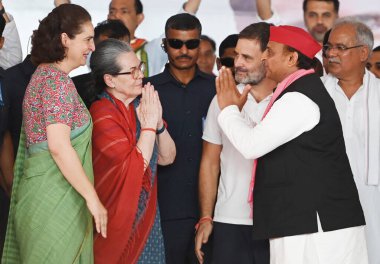 RAE BARELI, INDIA - 17 Mayıs 2024: Raebareli Lok Sabha 'dan Kongre Başkanı ve Aday koltuğu Rahul Gandhi, annesi ve eski kongre başkanı Sonia Gandhi, ve genel sekreter Priyanka Gandhi Vadra