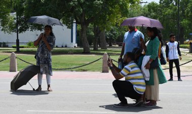 NEW DELHI, INDIA - 30 Nisan 2024: Hava İnsanları 30 Nisan 2024 'te Hindistan' ın Yeni Delhi şehrinde Kartavya Yolu 'ndaki sıcaklığı yenmek için Umbrella ve Kumaş ile kaplandı. 