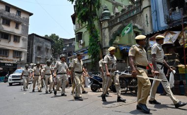 MUMBAI, INDIA - 18 Mayıs 2024: JJ Marg Polis Karakolu 'nun polis personeli, yaklaşan Lok Sabha 2024 seçimleri öncesinde, Hindistan' ın Mumbai kentinde 18 Mayıs 2024 tarihinde yürüyüş düzenledi..