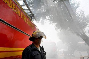NOIDA, INDIA - 22 Mayıs 2024 Noida, Hindistan 'da bulunan 67. Sektördeki bir mobilya fabrikasındaki yangını itfaiye ekibi söndürdü. İki saat süren aralıksız çabaların ardından altı kadar itfaiye aracı olay yerine koştu ve alevleri söndürdü..