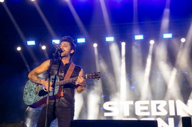 NEW DELHI, INDIA - 10 Mayıs: Şarkıcı Stebin Ben, SRCC 'nin Kuzey Kampüsü, Delhi Üniversitesi' ndeki üç günlük festivalinin son gününde 10 Mayıs 2024 'te Yeni Delhi, Hindistan' da sahne alıyor. 