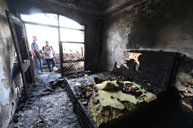 NEW DELHI, INDIA - 26 Mayıs 2024 'te Hindistan' ın Yeni Delhi kentinde, Vivek Vihar bölgesinde Cumartesi gecesi bir yangının patlak verdiği Baby Care New Hospital yakınlarındaki bir komşunun evi yandı..