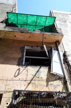 NEW DELHI, INDIA - 26 Mayıs 2024 'te Hindistan' ın Yeni Delhi kentinde, Vivek Vihar bölgesinde Cumartesi gecesi bir yangın çıkan Bebek Bakımı New Born Hastanesi 'nde yanmış tıbbi ekipman ve diğer eşyaların kalıntıları.