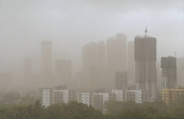 MUMBAI, INDIA - 13 Mayıs 2024: Hindistan, Mumbai 'de 13 Mayıs 2024 tarihinde Prabhadevi, Parel şehir silueti üzerindeki fırtına nedeniyle toz fırtınası. Şiddetli rüzgar, şimşek ve yağmur Mumbai 'yi ve Thane ve Palghar' ın yakınlarındaki bölgeleri kasıp kavurdu.. 