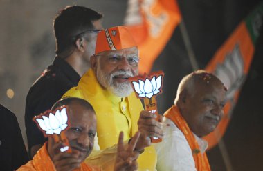 LUCKnow, INDIA - 5 Mayıs 2024: Başbakan Narendra Modi, Feyzabad 'dan (Ayodhya) BJP adayı Lallu Singh' i desteklemek amacıyla Ayodhya 'da düzenlenen yol gösterisinde, UP CM Yogi Adityanath da Rampath' daki yol fuarında hazır bulundu. 