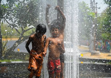 NOIDA, INDIA - 29 Mayıs 2024: Çocuklar, 29 Mayıs 2024 'te Noida, Hindistan' da 34. Gautam Budh Nagar 'da en yüksek sıcaklık 47,3 dereceye ulaşırken, bu sezon en yüksek sıcaklık kaydedildi..