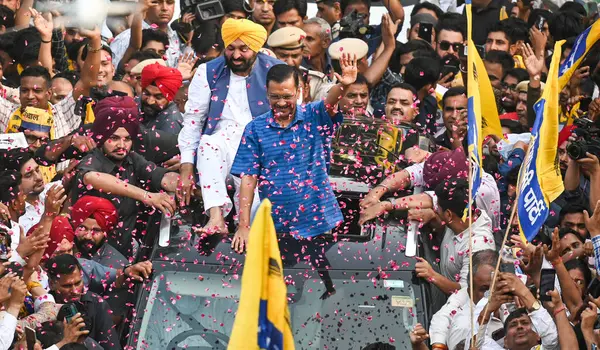 NEW DELHI, INDIA - 11 Mayıs 2024: Yeni Delhi, Hindistan 'da 11 Mayıs 2024 tarihinde Mehrauli bölgesinde yapılacak Loksabha Seçimleri için düzenlenen AAP Road Show Kampanyası sırasında halk dansçısı