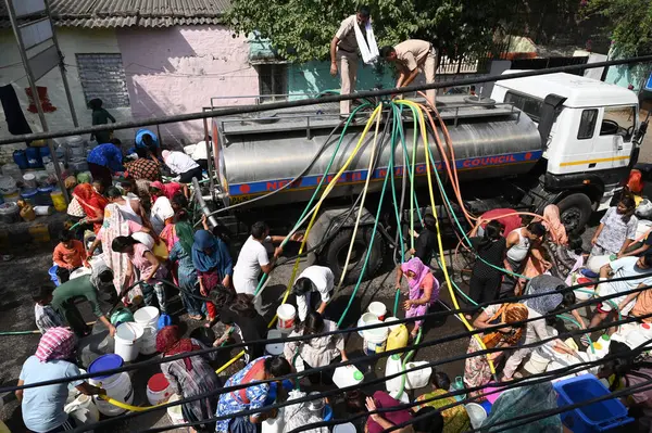 NEW DELHI, INDIA - 31 Mayıs 2024: Delhi Jal Board (DJB) su tankeri sakinleri ve çocukları, Vivekananda Kamp Chanakyapuri 'de yaz aylarında yaşanan bir su krizinin ortasında, 31 Mayıs 2024 tarihinde, Hindistan' ın Yeni Delhi kentinde. 