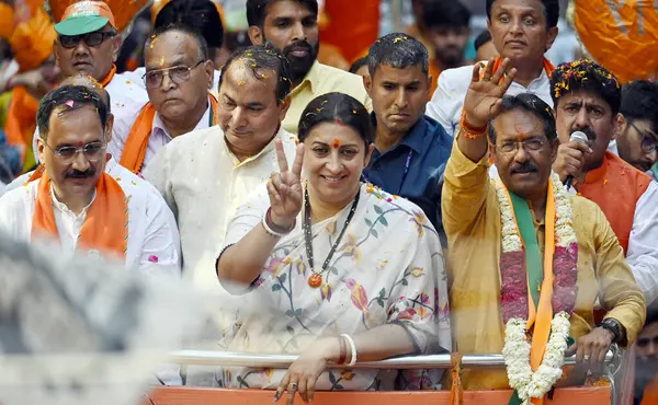 NEW DELHI, INDIA - 23 Mayıs: BJP lideri Vijender Gupta ile Birlik Bakanı Smriti Irani, Doğu Delhi Lok Sabha Harsh Malhotra 'dan BJP adayı Harsh Malhotra' nın seçim kampanyası sırasında, Jagat Puri 'deki Radhey Shyam Parkı' nda 