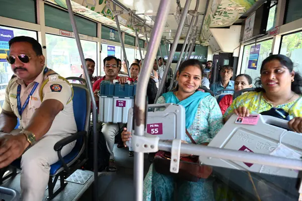 stock image NAVI MUMBAI, INDIA - MAY 18, 2024: Election officials carry a (EVM) ballot box for distribution for constituency election scheduled on 20th May 2024 at Agri Koli Bhavan Nerul, on May 18, 2024 in Navi Mumbai, India.