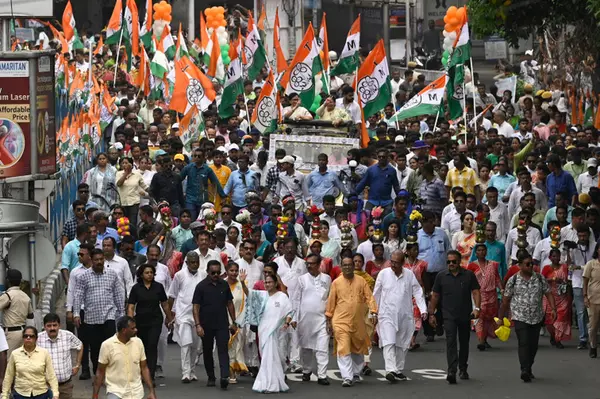 KOLKATA, INDIA - 30 Mayıs - Trinamool Kongre (TMC) Başkanı ve Genel Sekreteri Mamata Banerjee ile TMC liderleri, 30 Mayıs 2024 tarihinde Hindistan 'ın Kolkata kentinde düzenlenen Lok Sabha Seçim kampanyası kapsamında, Jadavpur' dan Kalighat 'a yürüdüler.. 