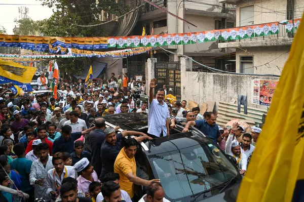 NEW DELHI, INDIA - 15 Mayıs 2024: Delhi Genel Sekreteri Arvind Kejriwal, Chandni Chowk Jai Prakash Aggarwal milletvekili adayı Lok Sabha 'nın 15 Mayıs 2024 tarihinde Yeni Delhi, Hindistan' da gerçekleştirdiği seçim kampanyası sırasında. 