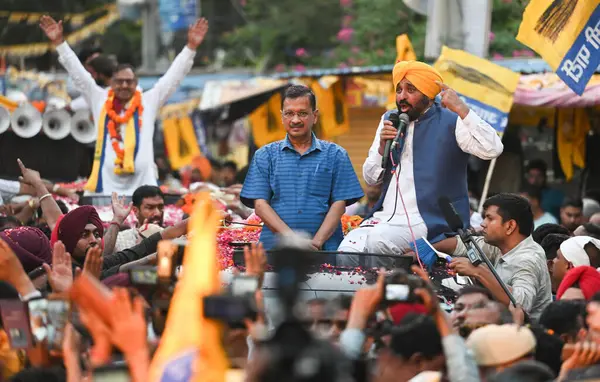 stock image NEW DELHI, INDIA - MAY 11, 2024:  Folk dancer performing during the AAP Road show Campaign for upcoming Loksabha Elections, at Mehrauli area on May 11, 2024 in New Delhi, India