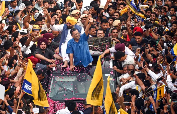 stock image NEW DELHI, INDIA - MAY 11, 2024:  Folk dancer performing during the AAP Road show Campaign for upcoming Loksabha Elections, at Mehrauli area on May 11, 2024 in New Delhi, India