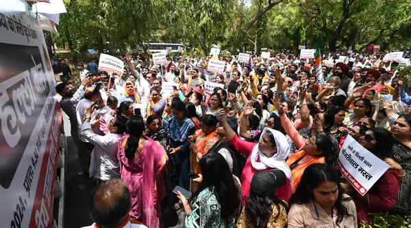 stock image NEW DELHI, INDIA - MAY 31, 2024: BJP workers and supporters during a protest march against AAP over Delhi water crisis outside AAP office, on May 31, 2024 in New Delhi, India. Delhi is facing an acute water shortage