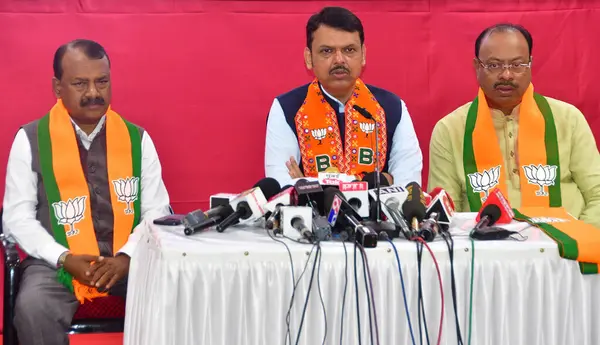 MUMBAI, INDIA - 7 Mayıs 2024: Shiv Sena 'dan Rajendra Gavit, Chandrashekhar Krishnarao Bawankule ile birlikte Maharashtra Milletvekili Devendra Fadnavis ile birlikte 7 Mayıs 2024 tarihinde Hindistan' ın başkenti Mumbai 'de BJP' ye katıldı..