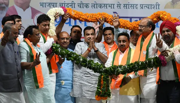 NEW DELHI, INDIA - 8 Mayıs 2024: Chandni Chowk Praveen Khandelwal ve BJP liderlerinden BJP adayı ile birlikte 8 Mayıs 2004 tarihinde Hindistan 'ın Yeni Delhi kentinde yapılan Shastri Nagar' da yapılan seçim kampanyası sırasında.