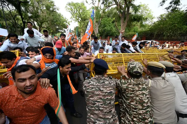 stock image NEW DELHI, INDIA - APRIL 29, 2024: Delhi BJP President Virendra Sachdeva with BJP OBC Morcha President Sunil Yadav lead the protest against the congress leader Rahul Gandhi near towards 24 Akbar Road Congress HQ against OBC quota remarks 