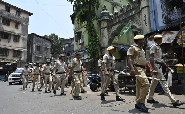 stock image MUMBAI, INDIA - MAY 18, 2024: Police personnel of JJ Marg Police Station do a Route March in their jurisdiction, ahead of upcoming Lok Sabha election 2024, Imamwada, on May 18, 2024 in Mumbai, India.