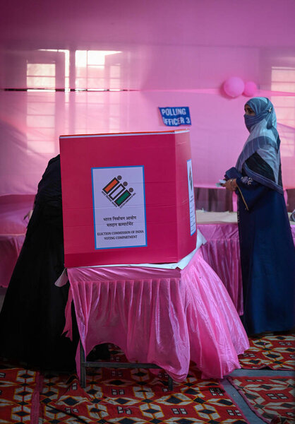 НЬЮ-ДЕЛИ, Индия - 25 мая: Избиратели видели, как они голосуют в розовой кабинке во время шестой фазы выборов Локсаба на избирательном участке в Джаффрабаде в Нью-Дели, Индия, в субботу, 25 мая 2024 года. 