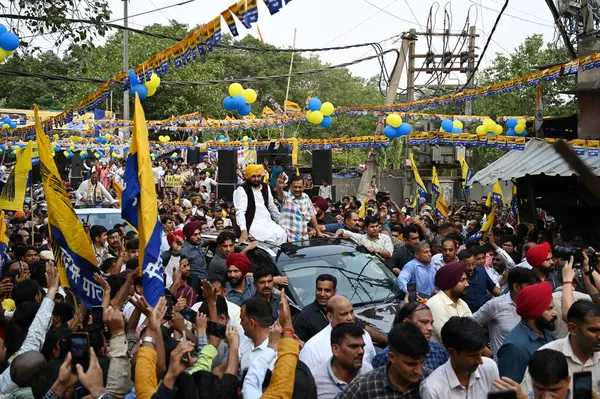 stock image NEW DELHI, INDIA - MAY 12 2024: Delhi CM Arvind Kejriwal along with Bhagwant Mann, Chief Minister of Punjab seen during a roadshow in support of AAPs Candidate from New Delhi Constituency, Somnath Bharti for upcoming Lok Sabha elections at Moti Nagar